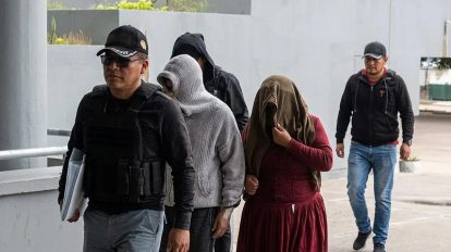 Personal policial con personas detenidas