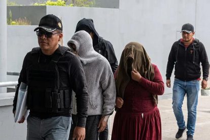 Personal policial con personas detenidas