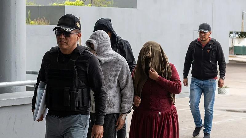 Personal policial con personas detenidas