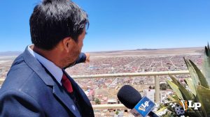 El gerente de la ABC Oruro, Igor Murillo, muestra por donde iría en la parte Sur de la ciudad, esta nueva circunvalación