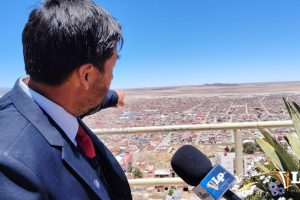 El gerente de la ABC Oruro, Igor Murillo, muestra por donde iría en la parte Sur de la ciudad, esta nueva circunvalación