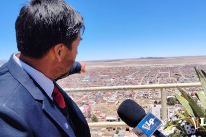 El gerente de la ABC Oruro, Igor Murillo, muestra por donde iría en la parte Sur de la ciudad, esta nueva circunvalación