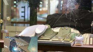 Sujetos atracaron joyería en Santa Cruz