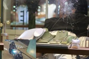Sujetos atracaron joyería en Santa Cruz