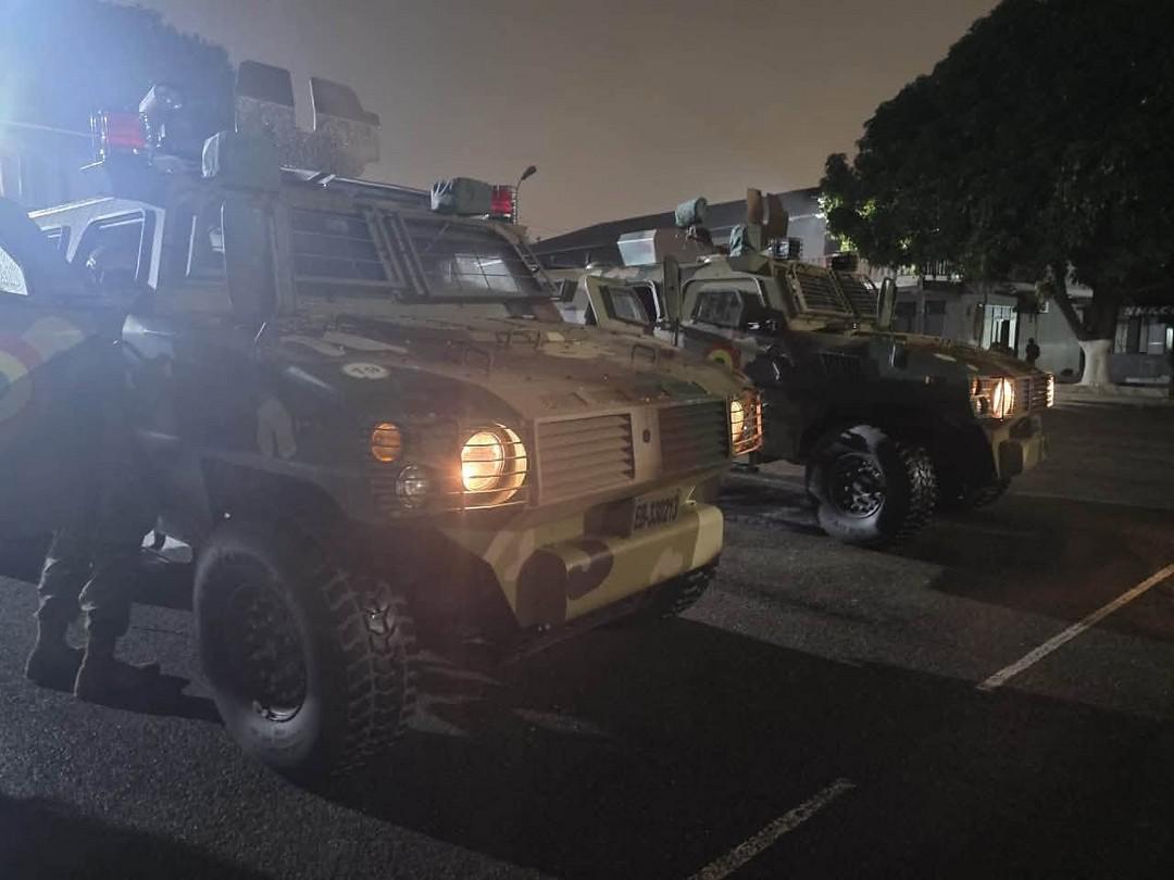 Tanquetas del Ejército recorren las calles de Santa Cruz de la Sierra.