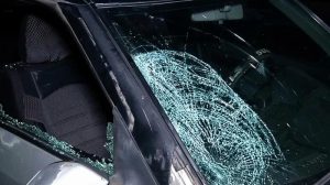 Un auto dañado tras accidente de transito