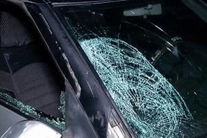 Un auto dañado tras accidente de transito