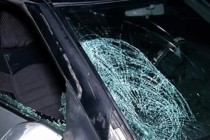 Un auto dañado tras accidente de transito