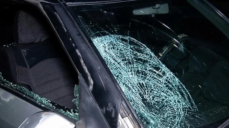 Un auto dañado tras accidente de transito