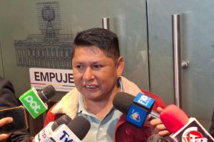 El diputado Lluta en conferencia de prensa
