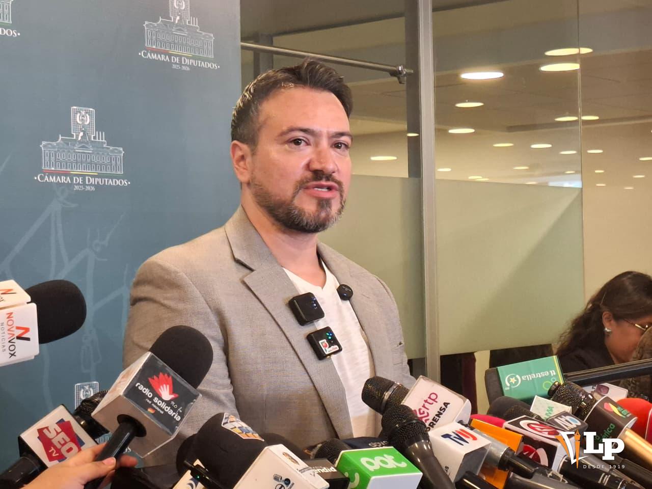 El diputado Reyes en conferencia de prensa