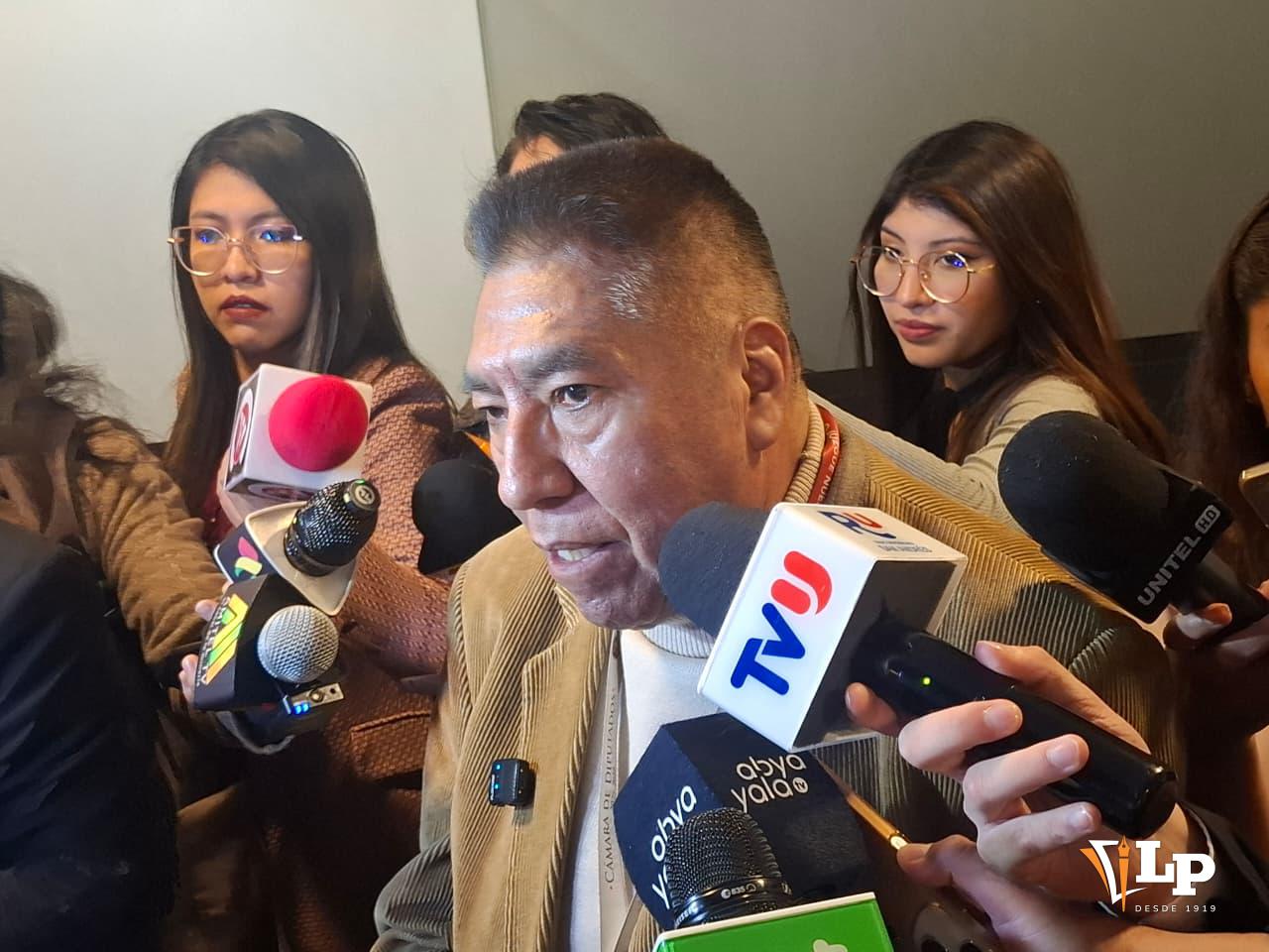 El diputado Camacho en conferencia de prensa