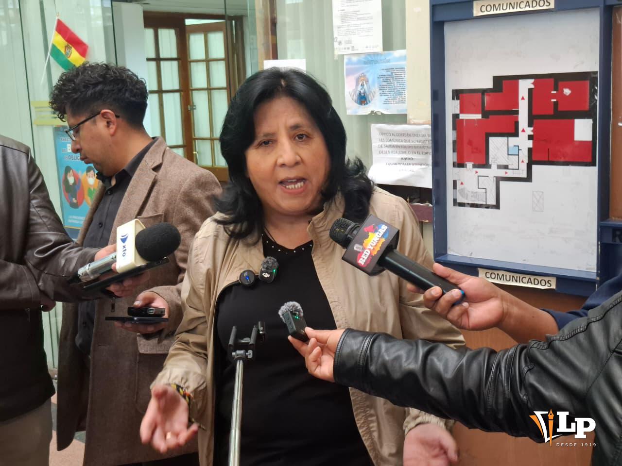 La diputada Bilbao en conferencia de prensa