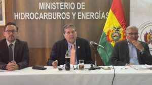El ministro de Hidrocarburos, Marcelo Blanco (centro) asegura que buscarán incrementar la inversión en el sector eléctrico