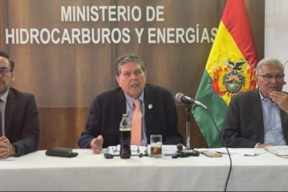 El ministro de Hidrocarburos, Marcelo Blanco (centro) asegura que buscarán incrementar la inversión en el sector eléctrico
