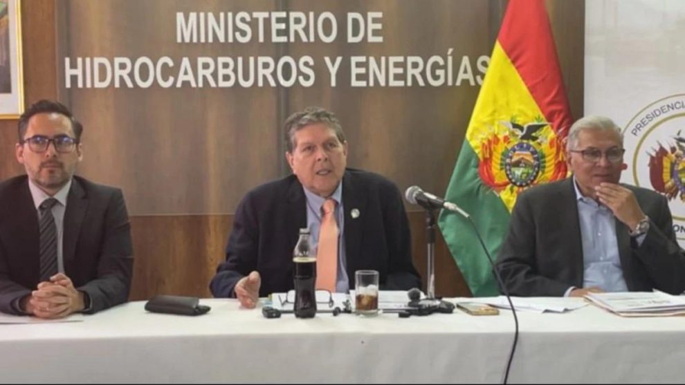 El ministro de Hidrocarburos, Marcelo Blanco (centro) asegura que buscarán incrementar la inversión en el sector eléctrico