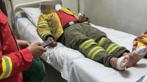 Dos bomberos en un hospital