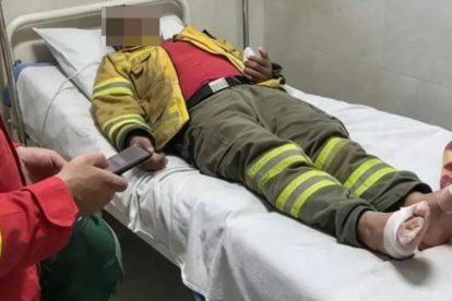 Dos bomberos en un hospital