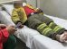 Dos bomberos en un hospital