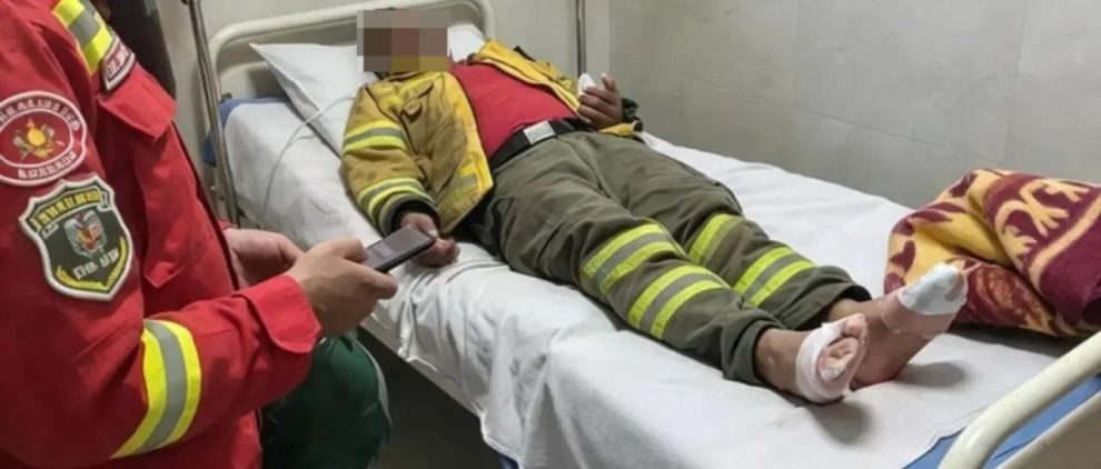 Dos bomberos en un hospital