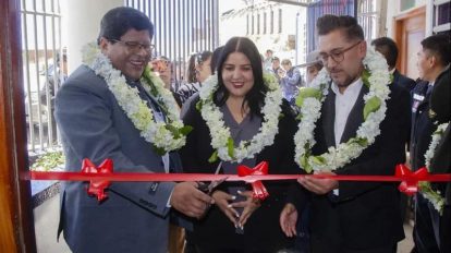 El alcalde de la ciudad de El Alto, Eliser Roca, en inauguración del nuevo centro de apoyo para mujeres que sufren violencia.