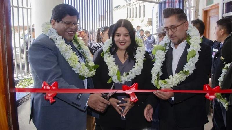 El alcalde de la ciudad de El Alto, Eliser Roca, en inauguración del nuevo centro de apoyo para mujeres que sufren violencia.