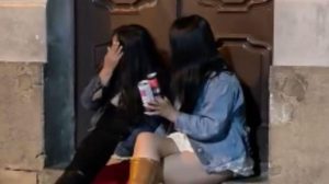 Dos mujeres consumiendo bebidas alcohólicas