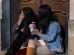 Dos mujeres consumiendo bebidas alcohólicas