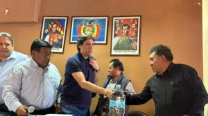 El ministro de Obras Públicas, Mauricio Zamora y representantes de los choferes de Bolivia.