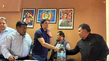 El ministro de Obras Públicas, Mauricio Zamora y representantes de los choferes de Bolivia.