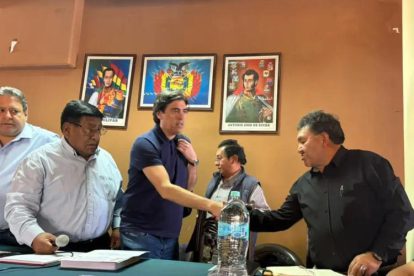 El ministro de Obras Públicas, Mauricio Zamora y representantes de los choferes de Bolivia.