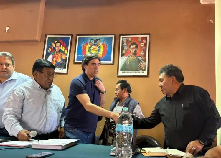 El ministro de Obras Públicas, Mauricio Zamora y representantes de los choferes de Bolivia.