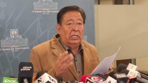 El presidente de la Amajup La Paz, Fernando Uzeda, en conferencia de prensa
