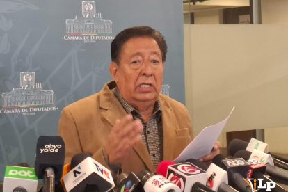 El presidente de la Amajup La Paz, Fernando Uzeda, en conferencia de prensa
