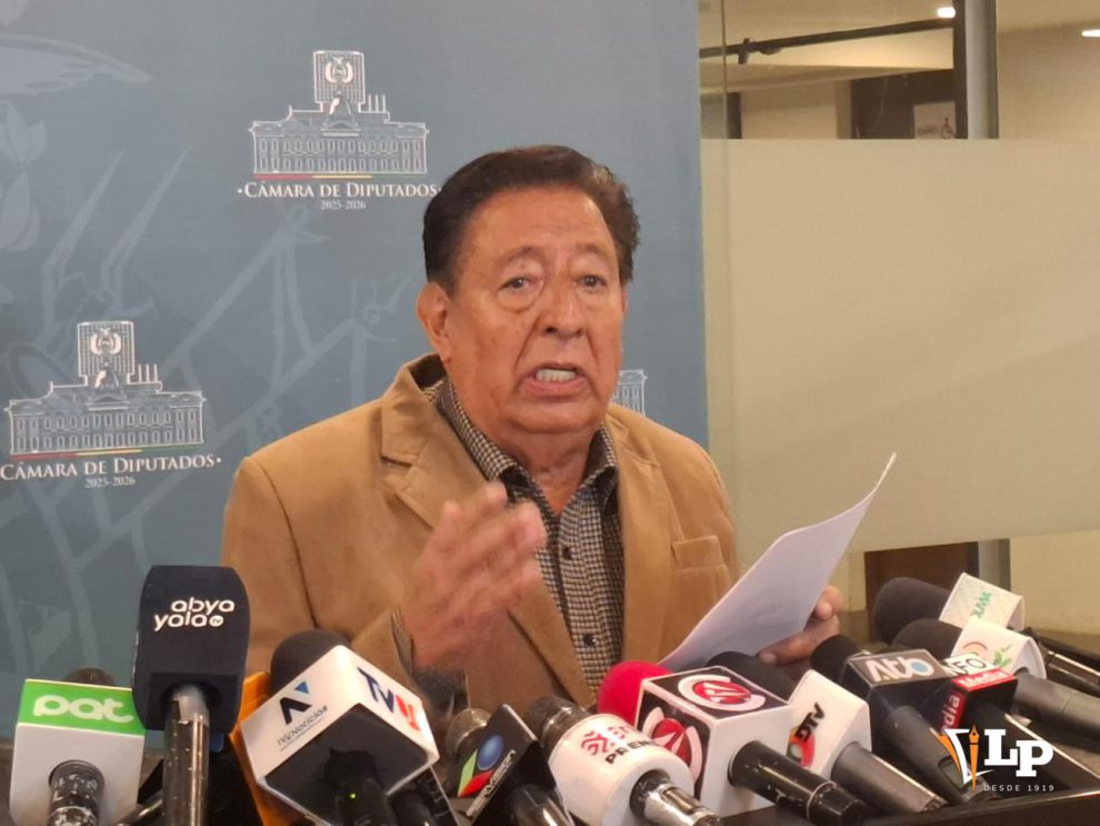 El presidente de la Amajup La Paz, Fernando Uzeda, en conferencia de prensa