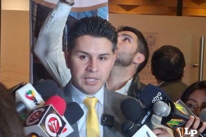 El diputado Rojas en conferencia de prensa