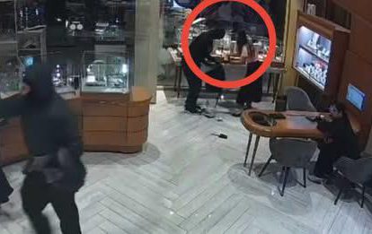 Funcionaria de la joyeria atracada