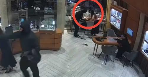 Funcionaria de la joyeria atracada