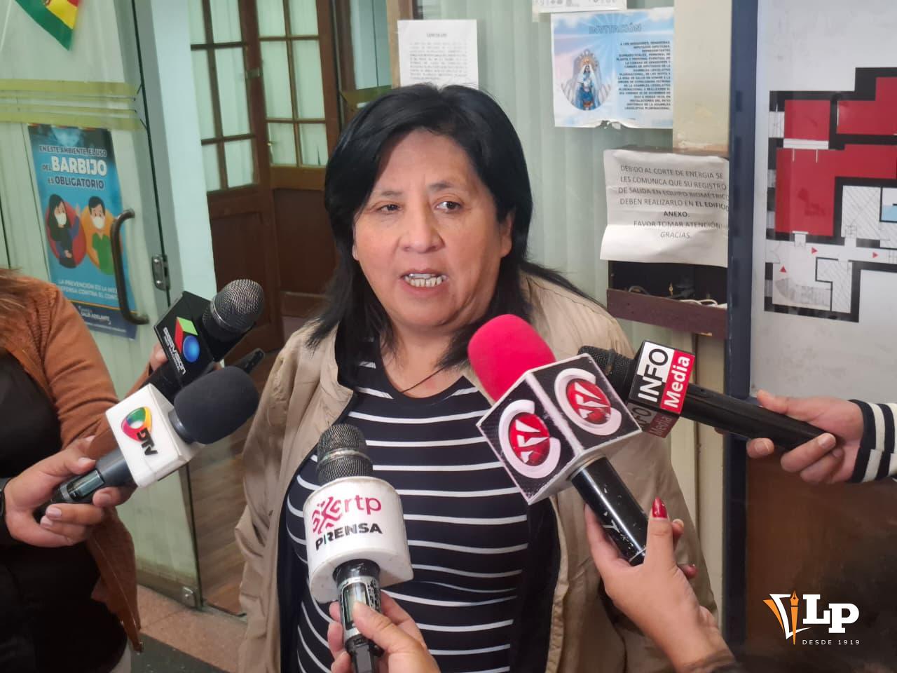 La diputada Bilbao en conferencia de prensa