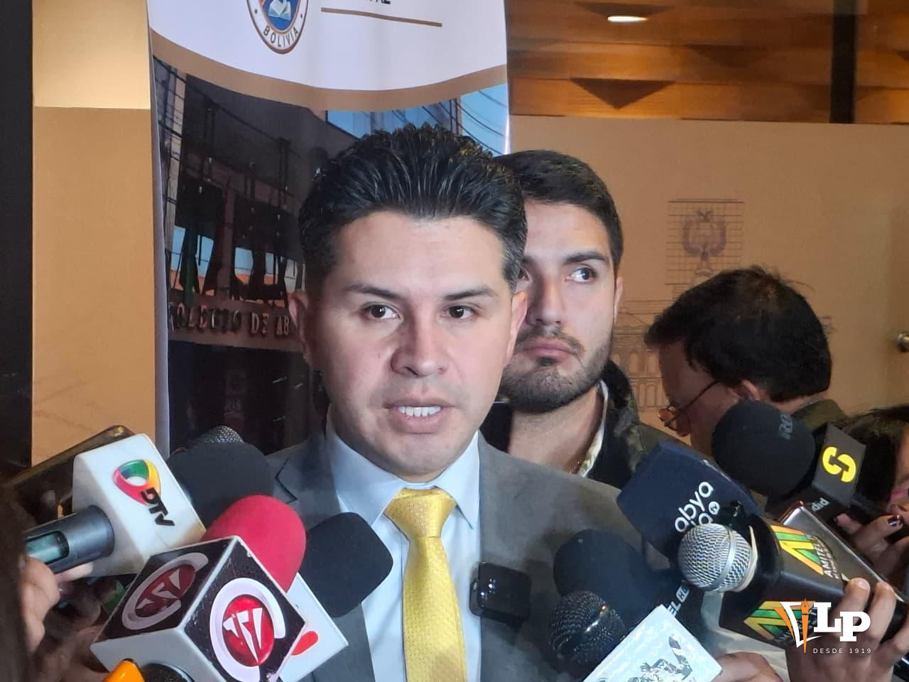 El diputado Rojas en conferencia de prensa