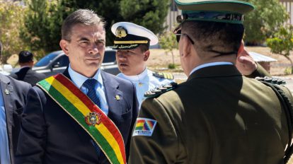 El presidente Rodrigo Paz recibe el saludo militar a su llegada al acto conmemorativo de la Armada Boliviana