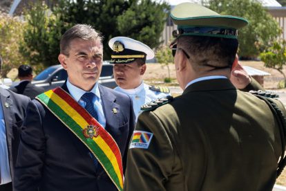 El presidente Rodrigo Paz recibe el saludo militar a su llegada al acto conmemorativo de la Armada Boliviana
