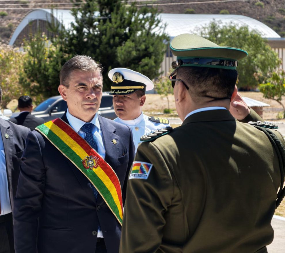 El presidente Rodrigo Paz recibe el saludo militar a su llegada al acto conmemorativo de la Armada Boliviana
