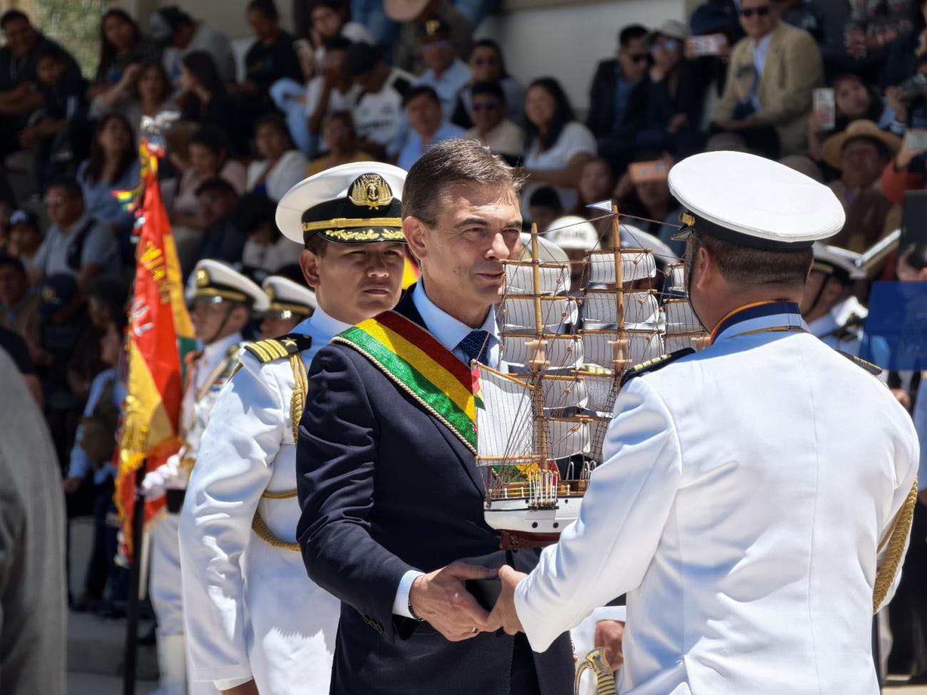 El mandatario recibe una réplica naval