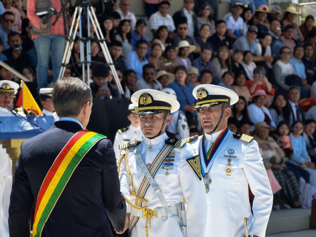 Rodrigo Paz junto a miembros del alto mando de la Armada Boliviana
