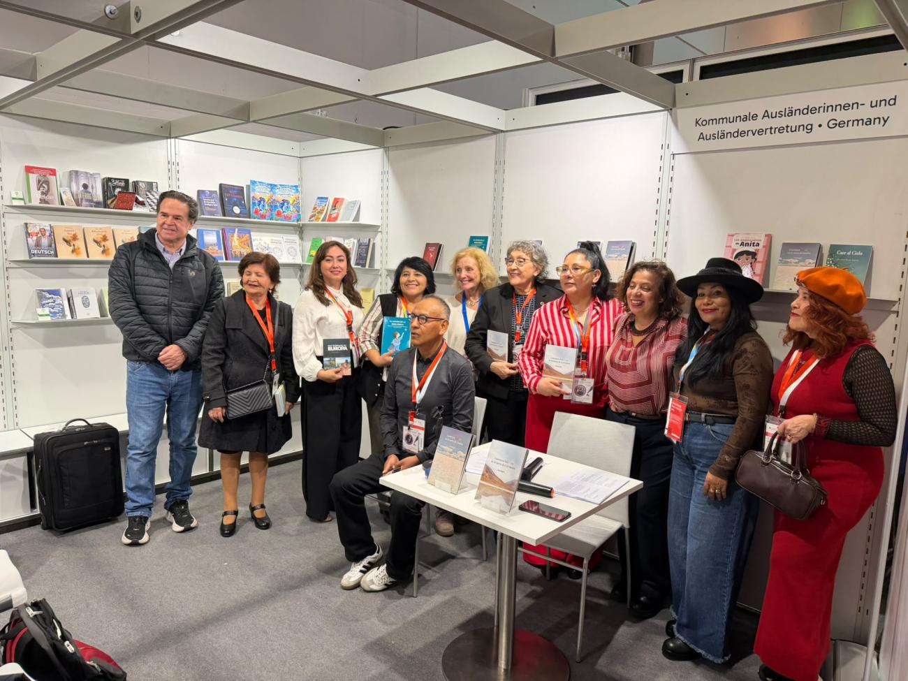 Escritores de la AALBE reunidos en el stand de la feria editorial