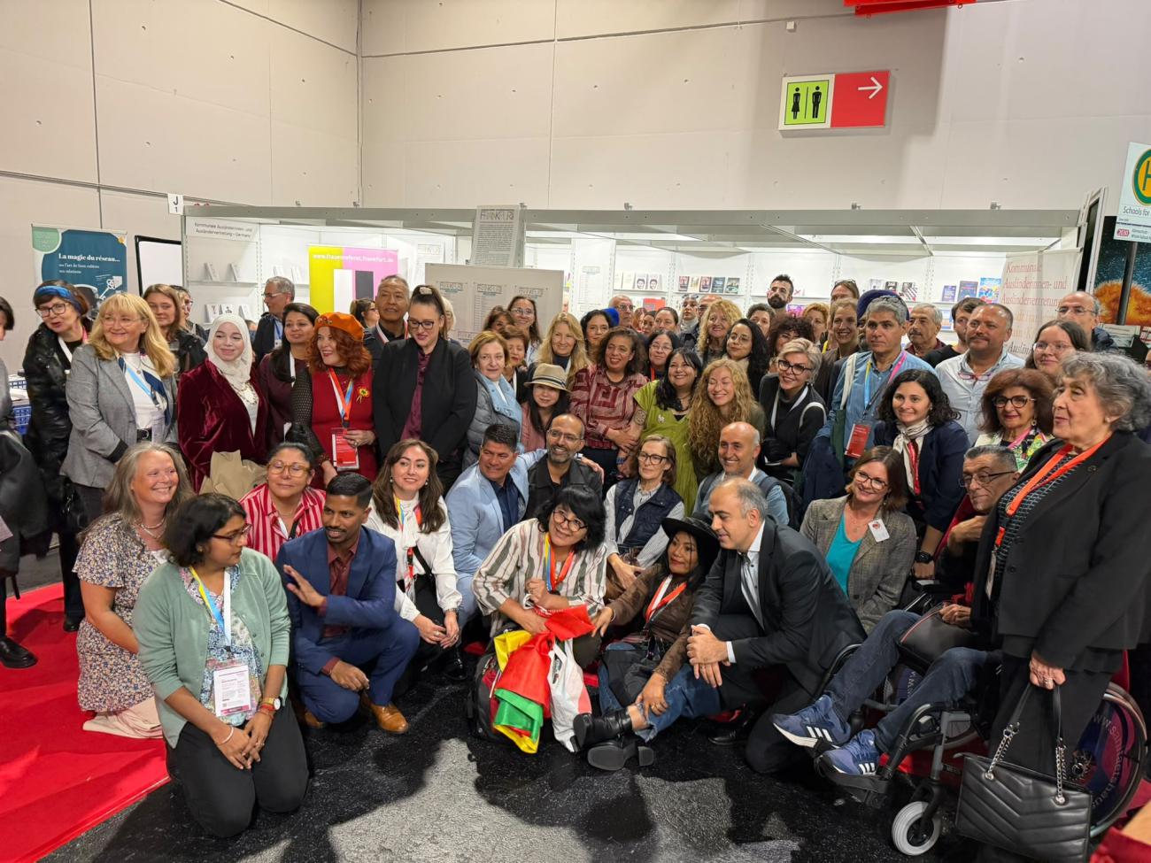 Autores, gestores culturales y público asistente en el evento literario
