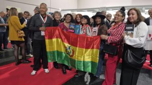 La delegación boliviana flameando la tricolor en Alemania