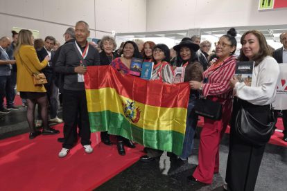 La delegación boliviana flameando la tricolor en Alemania