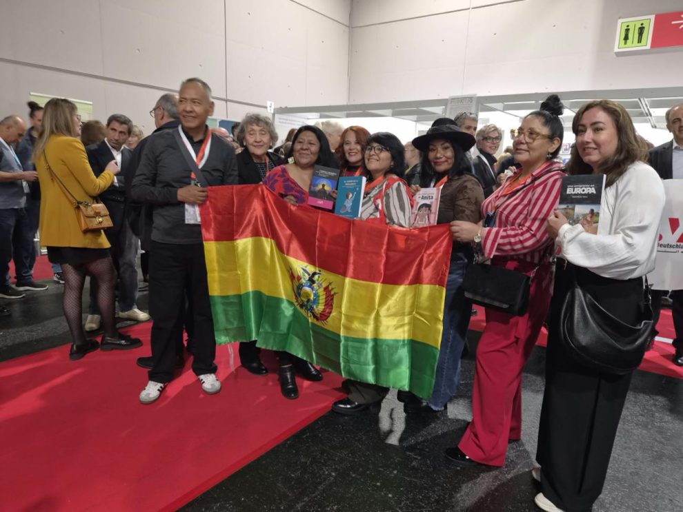 La delegación boliviana flameando la tricolor en Alemania